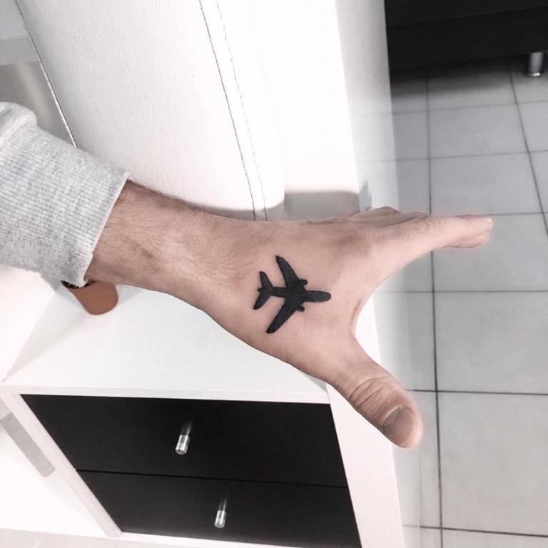 Татуировка на руке самолет